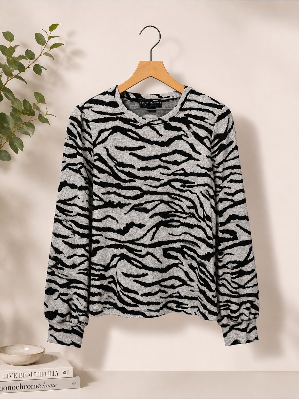 Social Standard by Sanctuary Black & Gray Zebra-Print Crewneck Sweater (373)